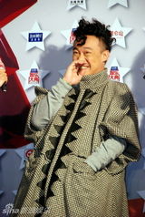 幻灯图：陈奕迅怪异打扮走红毯 发型惹眼举止豪放