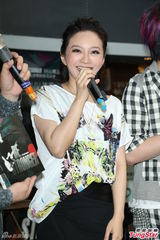 组图：阿沁升格当作家 F.I.R年底出新专辑