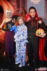 组图：吴卓羲宣传万圣节扮吸血鬼 高海宁险走光