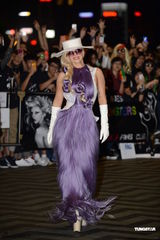 组图：Lady Gaga亮相香港 长裙裸背高跟抢镜