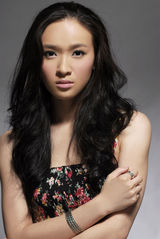 组图：田野戏里野蛮不讲理 戏外恬静娇俏