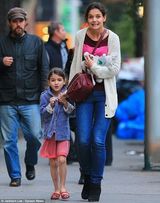 组图：凯蒂带女儿吃冰淇淋 小苏瑞咬手指显羞涩