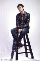 组图：王雨皮衣写真帅气逼人 硬朗随性展魅力