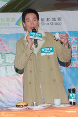 组图：陈豪与女友过首个圣诞  不介意与艺人比身价