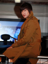 组图：李敏镐朴敏英具荷拉《城市猎人》公开拍摄