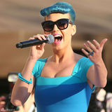 组图：凯蒂佩里蓝发爆乳似芭比 斗鸡眼表情鬼马