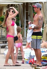 组图：性感宝贝奥德利娜挺C奶沙滩拍浪风骚勾男