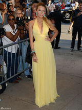 组图：布莱克明黄色礼服闪耀《野蛮人》纽约首映