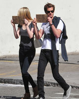 组图：艾玛与加菲反狗仔 出奇招做慈善