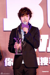 组图：金贤重香港获大奖 阿SA无缘和男友过圣诞