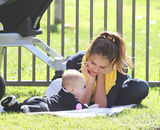 高清图：杰西卡-阿尔芭享受亲子时光小女儿可爱