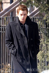 组图：罗伯特帕丁森雪天赶拍新片 吸烟排解劳累