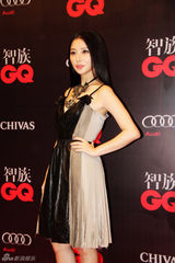 组图：熊乃瑾优雅亮相GQ盛典 新颖造型展典雅气质