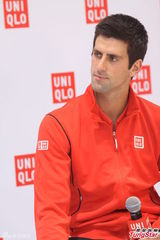 组图：德约科维奇赴沪人气爆棚 时尚站台笑开颜