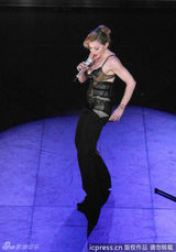 组图：麦当娜巴黎开唱 豪放岔双腿无惧露底