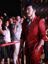 组图：沙溢红衣亮相华谊之夜 透露下月当父亲