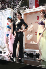 组图：杨谨华外穿Bra秀爆乳 乐当败犬今年不嫁