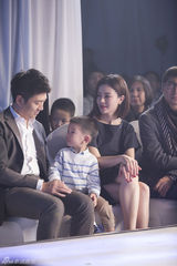 组图：刘孜全家齐亮相 富豪老公捞金不手软