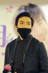 组图：网曝俞灏明2012年庆生照 戴口罩拥抱粉丝