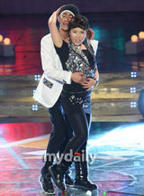 幻灯图：众星出席2009KBS电视台演艺大奖颁奖礼