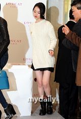 组图：韩团f(x)为品牌站台 宋茜优雅雪莉甜美