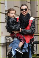 组图：米兰达抱子笑容满面 小弗林表情搞怪可爱