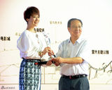 组图：海清格纹开叉裙亮相活动 与粉丝贴面吻