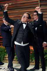 组图：奥斯卡皮特吻猛男 劳伦斯没得奖就用抢