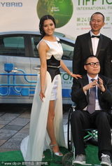 组图：东京电影节开幕 《转山》导演坐轮椅走绿毯