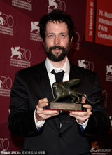 组图：诺阿兹-德舍《白色影子》摘未来之狮奖