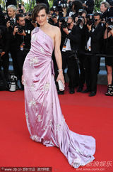 组图：乔沃维奇戛纳走秀大露背长裙性感