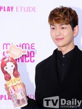 组图：SHINee帅气出席新香水发布会