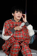 高清组图：何韵诗不改帅气风格 蘑菇头中性开唱