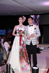 组图：何傲儿出席婚纱展任模特 笑言自己会迟婚