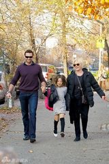 组图：休-杰克曼与妻接女儿放学其乐融融