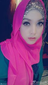 茜拉与家人私照曝光 长发美女爱卖萌