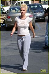 组图：布兰妮豪乳粗腿 胸前写越大越好