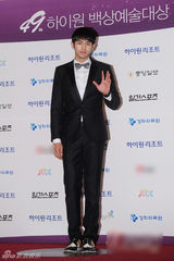 组图：2AM任瑟雍亮相百想红毯西装帅气领结俏皮