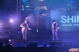 组图：韩国组合SHINee花衫开唱 台上劲歌热舞