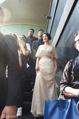 组图：张雨绮优雅出席活动 专人撑伞气场十足