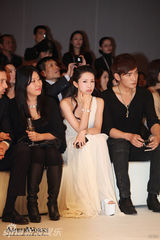 组图：潘霜霜酥胸半露秀性感 纯净之心期待美好爱情