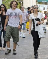 组图：杰克逊长子与公主女友吃冰激凌秀甜蜜