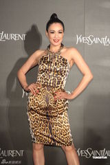 组图：钟丽缇台湾走秀 性感豹纹洋装搭配红唇