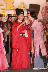 组图：黎耀祥与郑则仕斗戏 周家蔚与佘诗曼饭聚