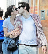 组图：凯拉-奈特利和未婚夫街头热吻