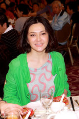 幻灯图：甄子丹携妻亮相 关之琳称将淡出娱乐圈