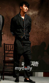 幻灯图：权相佑(权相宇)等出席新片《到炮火中去》发布会 