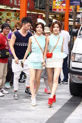 组图：BY2为新EP和写真造势 超短裙秀美腿