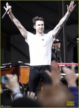 组图：魔力红热力献唱 亚当身姿妖娆表情逗笑