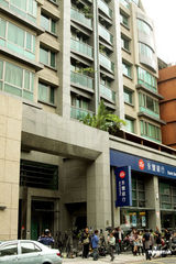 组图：selina今日大婚 任爸送早餐给媒体展亲民